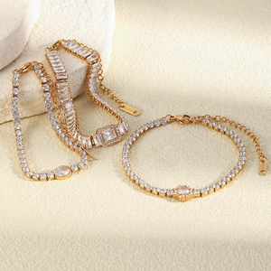 Vista dettagliata di bracciali tennis in acciaio inossidabile placcato oro 18K con zirconi