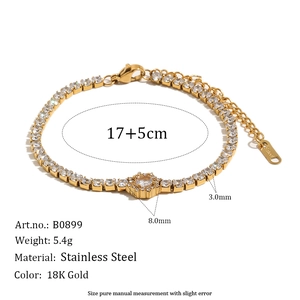 Vista dettagliata del bracciale in acciaio inossidabile placcato oro 18K con misure