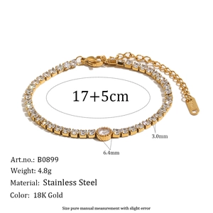 Dettaglio del braccialetto tennis in acciaio inossidabile placcato oro 18K con zirconi