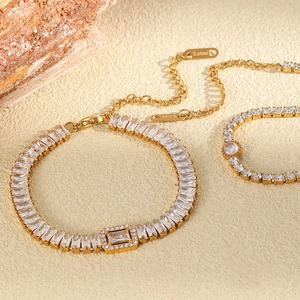 Vista dettagliata del bracciale placcato oro 18 carati con zirconi baguette
