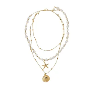 Collier de style vacances à plusieurs rangs avec coquillages blancs et pendentifs dorés