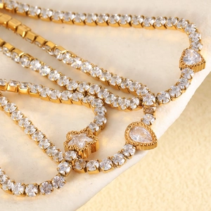 Dettaglio del bracciale in acciaio inossidabile placcato oro 18K con ciondoli zirconi
