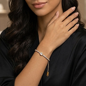 Elegante primo piano di un bracciale tennis in zirconi in acciaio inossidabile placcato oro 18K