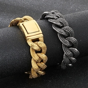Detailaufnahme der breiten Edelstahl-Panzerarmbänder mit Schuppenstruktur im Punk-Stil