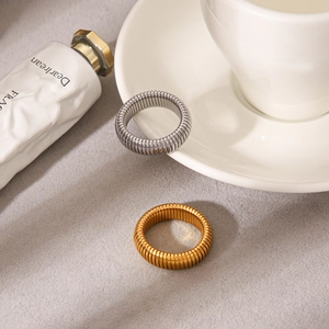 Detailansicht luxuriöser goldener und silberner elastischer Schlangenkette-Ringe.