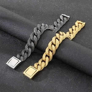 Detailansicht goldener und silberner strukturierter Edelstahl-Cuban-Gliederkettenarmbänder