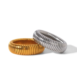 Detail der elastischen Ringe aus Titanstahl mit Schlangenkette in Gold und Silber