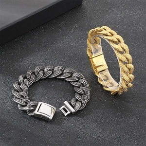 Detailansicht von strukturierten Edelstahl-Panzerarmbändern für Herren im Hip-Hop-Stil