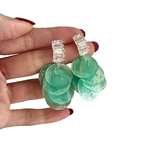 Eleganti orecchini in argento con nappe di conchiglia verdi e borchie in zirconi