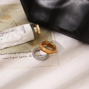 Detailaufnahme luxuriöser elastischer Schlangenkettringe aus Titanstahl in Gold und Silber