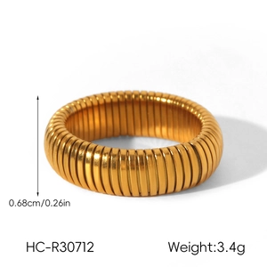 Detailansicht des goldenen elastischen Schlangenkettenrings mit 0,68 cm Breite.