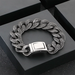 Detailansicht eines texturierten Edelstahl-Panzerarmbands für Herren mit Schlangenschuppenmuster