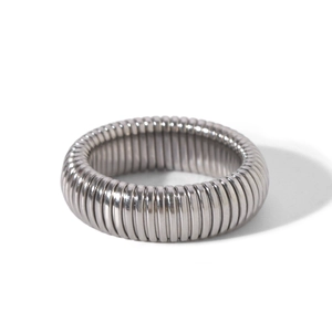 Detailansicht eines silbernen, elastischen Schlangenkette-Federrings aus Titanstahl.