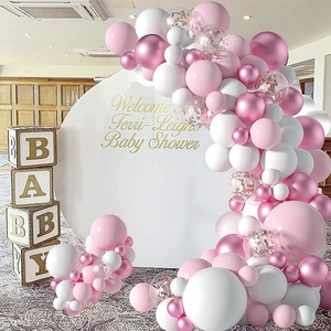 Détail de l'arche de ballons rose et métallique avec ballons confettis pour décoration