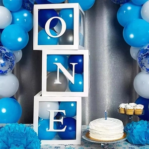 Dreistufige transparente Boxen mit ONE-Buchstaben und blauen Ballons zur Dekoration