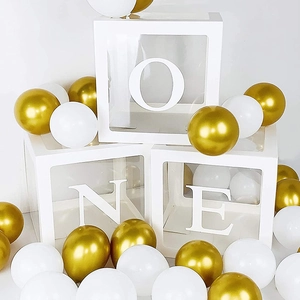 Detailansicht der weißen transparenten 'ONE' Deko-Boxen mit gold-weißen Ballons zum Geburtstag