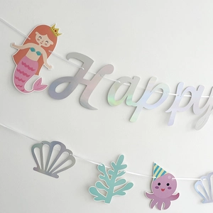 Bannière d'anniversaire sirène irisée avec décorations d'animaux marins mignons