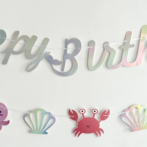 Banderole Happy Birthday irisée avec créatures marines pour décoration de fête