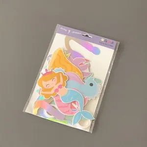 Guirlande anniversaire sirène irisée avec des motifs de queue et reflets holographiques