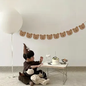 Détail de la guirlande d'ours brun et bannière d'anniversaire pour décor de fête