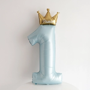 Détail du ballon chiffre 1 bleu clair avec couronne dorée et texte Prince