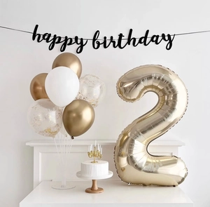 Detailansicht goldener Zahlenballon 2 mit weißen Ballons und Happy Birthday Banner Set