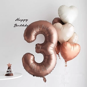 Ballon géant chiffre 3 caramel avec des ballons cœur en moka et crème
