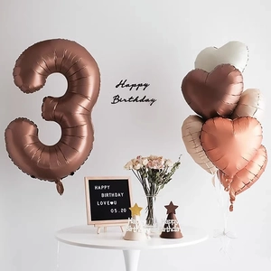 Ballon chiffre 3 caramel avec grappe de ballons cœur mocha pour décoration d'anniversaire