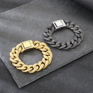 Nahaufnahme der filigranen Textur auf Edelstahl-Panzerarmbändern in Gold und Silber