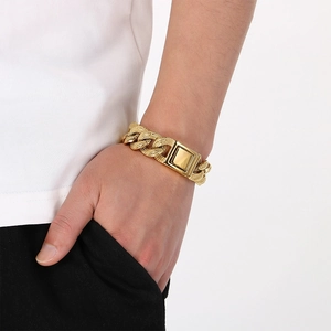 Detaillierte Nahaufnahme eines schweren strukturierten goldenen Panzerarmbands