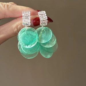 Orecchini a Bottone con Nappina in Conchiglia e Zirconia Boho Con Perno in Argento Stile Vacanza al Mare Gioielli da Donna