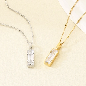 Colliers minimalistes en acier inoxydable avec pendentifs rectangulaires en cristal doré et argenté.