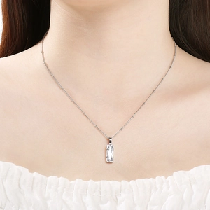 Gros plan d'un collier en acier inoxydable avec pendentif en cristal rectangulaire