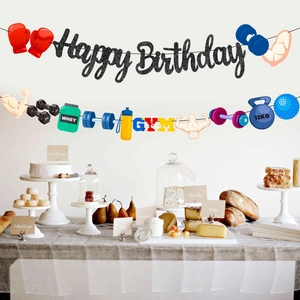 Détail d'une bannière d'anniversaire fitness avec lettres pailletées et icônes de sport