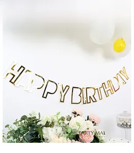 Striscione Happy Birthday dorato a parete con fiori e decorazioni per compleanni