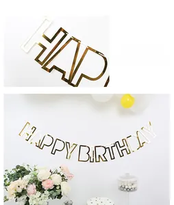 Dettaglio dello striscione Happy Birthday dorato con effetto specchio metallico