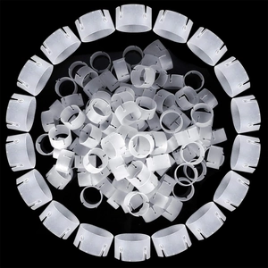 Detail von lichtdurchlässigen Ballonring-Clips ordentlich auf dunklem Grund