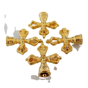 Set mit vier 24 Karat vergoldeten Vajra-Kreuzanhängern mit buddhistischem Glockendesign