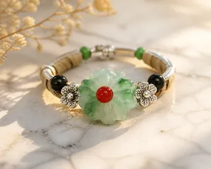 Vista macro de cuenta de jade floral verde con centro rojo y espaciadores de plata