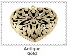 Detalle macro del colgante de corazón de bronce antiguo con diseño de filigrana y anillo