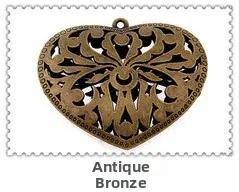 Detalle de un colgante de corazón en bronce antiguo con diseño floral calado para joyas