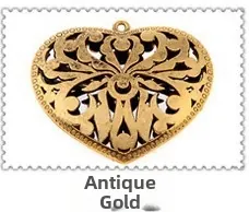 Vista macro de un colgante de corazón calado en oro antiguo con motivos vintage retro