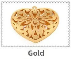 Primer plano de un colgante de corazón de metal dorado con detalles florales finos