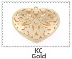 Vista detallada del colgante de corazón hueco en oro KC con intrincados motivos florales