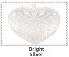 Detalle macro de un colgante de corazón calado plateado brillante para creación de joyas