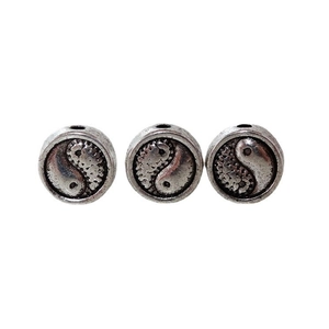 Makroaufnahme von Antiksilber-Alloy-Perlen mit Yin-Yang-Gravur für DIY-Schmuck