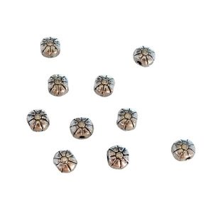 Nahaufnahme der Vintage-Silberperlen mit Sonnenblumenmuster für DIY-Schmuck