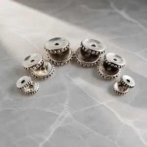 Detailansicht der Vintage Silberlegierung Abstandsperlen mit punktierter Kante für Schmuck