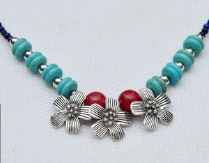 Detalle de dijes de flores de aleación vintage con cuentas de turquesa y ágata para joyas