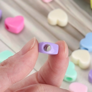 Macro-opname van gekleurde acryl hartvormige kralen voor het maken van DIY-sieraden